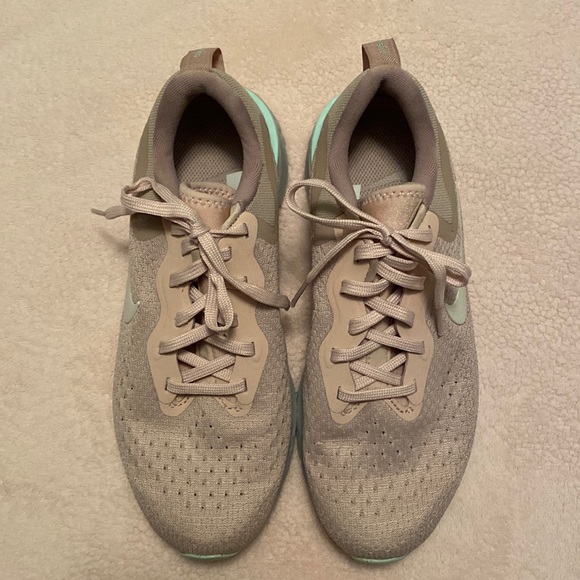 EUC Woman’s Nike Odyssey React - Picture 1 of 7